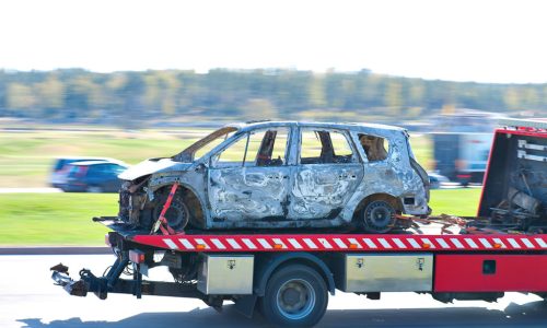 Remorquage d'un véhicule accidenté devenu une épave