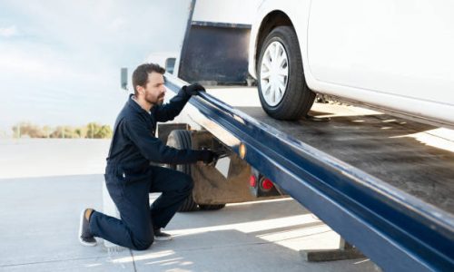 Dépannage d'un véhicule accidenté - chargement sur la remorque