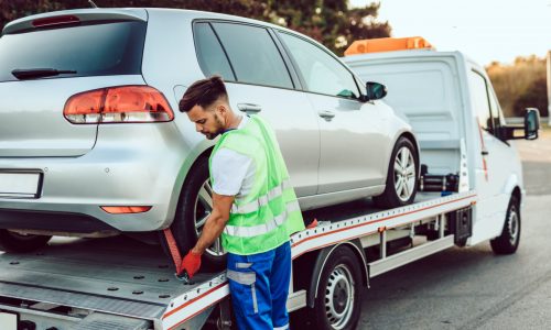 Chargement d'un véhicule sur une remorque pour livraison